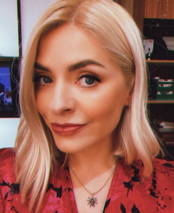holly-willoughby-selfie