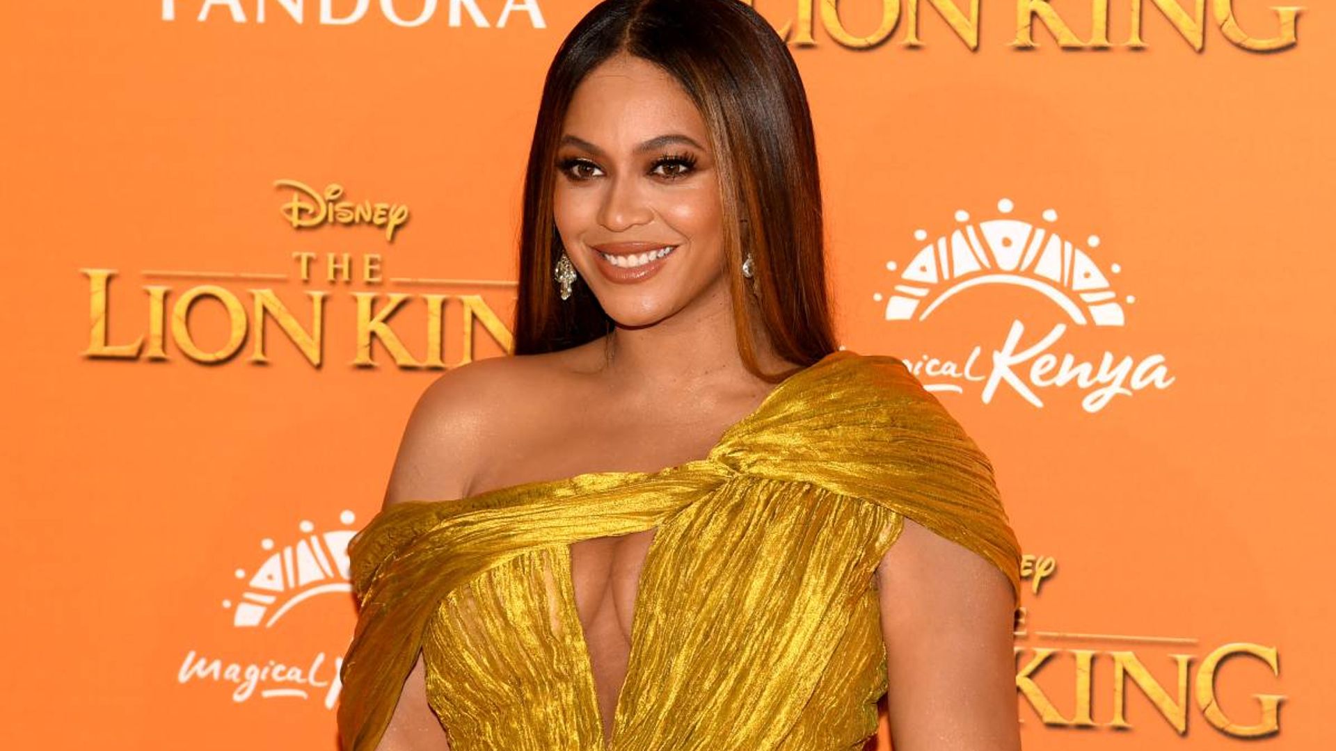 Beyoncé’s stunning summery date night mini dress had an accessory you would never expect