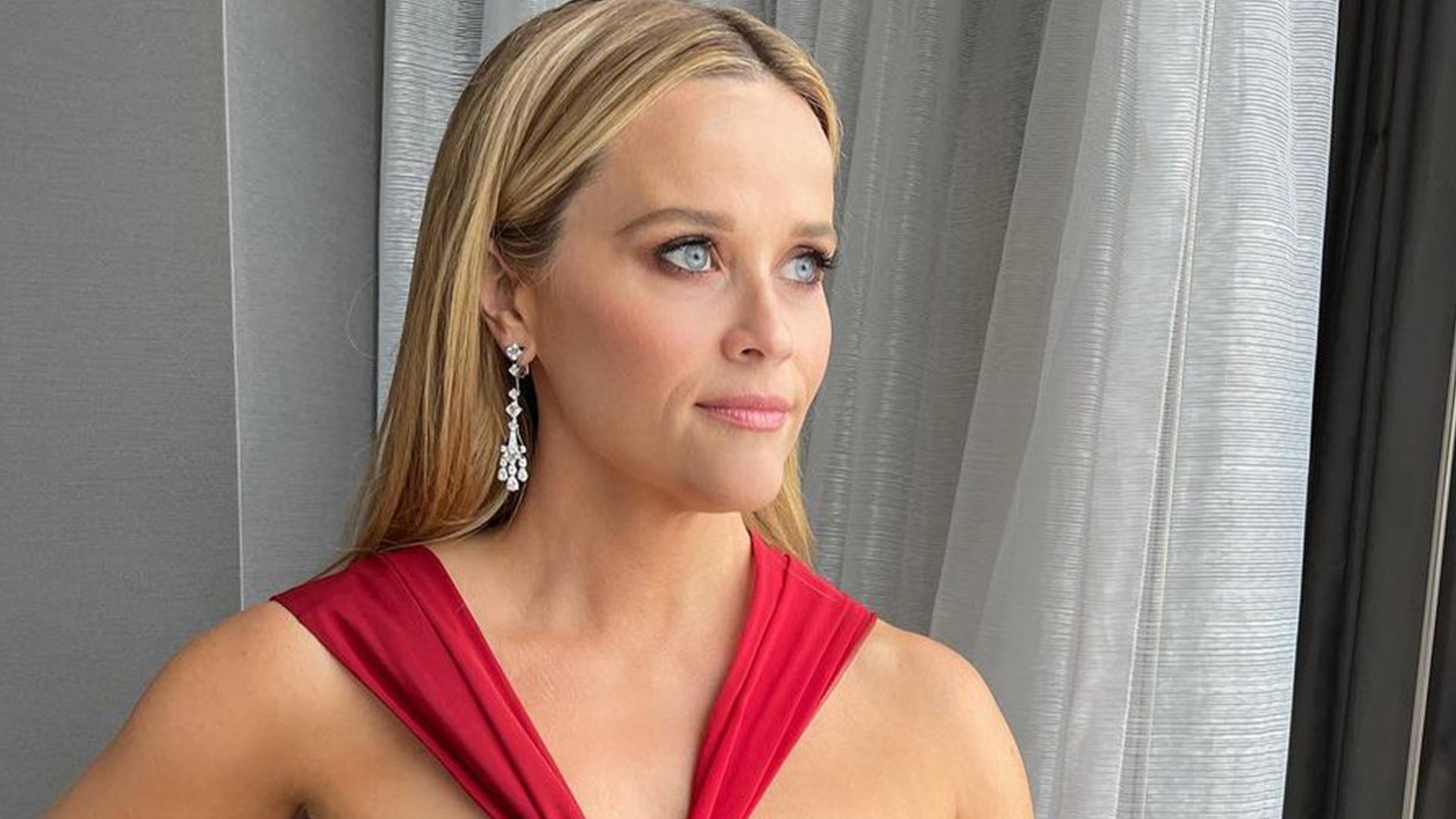 Reese Witherspoon sends fans wild in head-turning red dress at Oscars