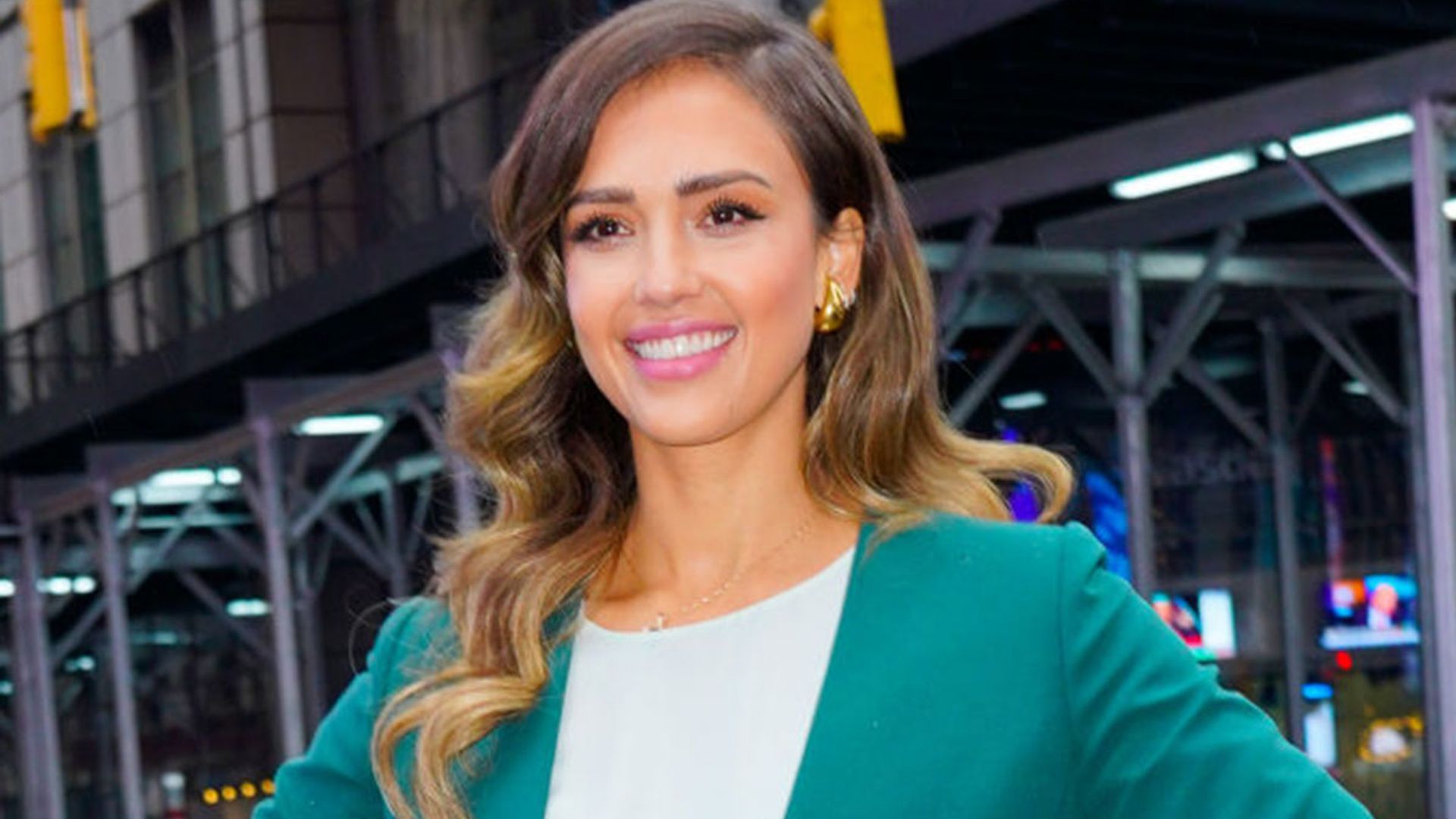 Jessica Alba channels Victoria Beckham in the most gorgeous green suit