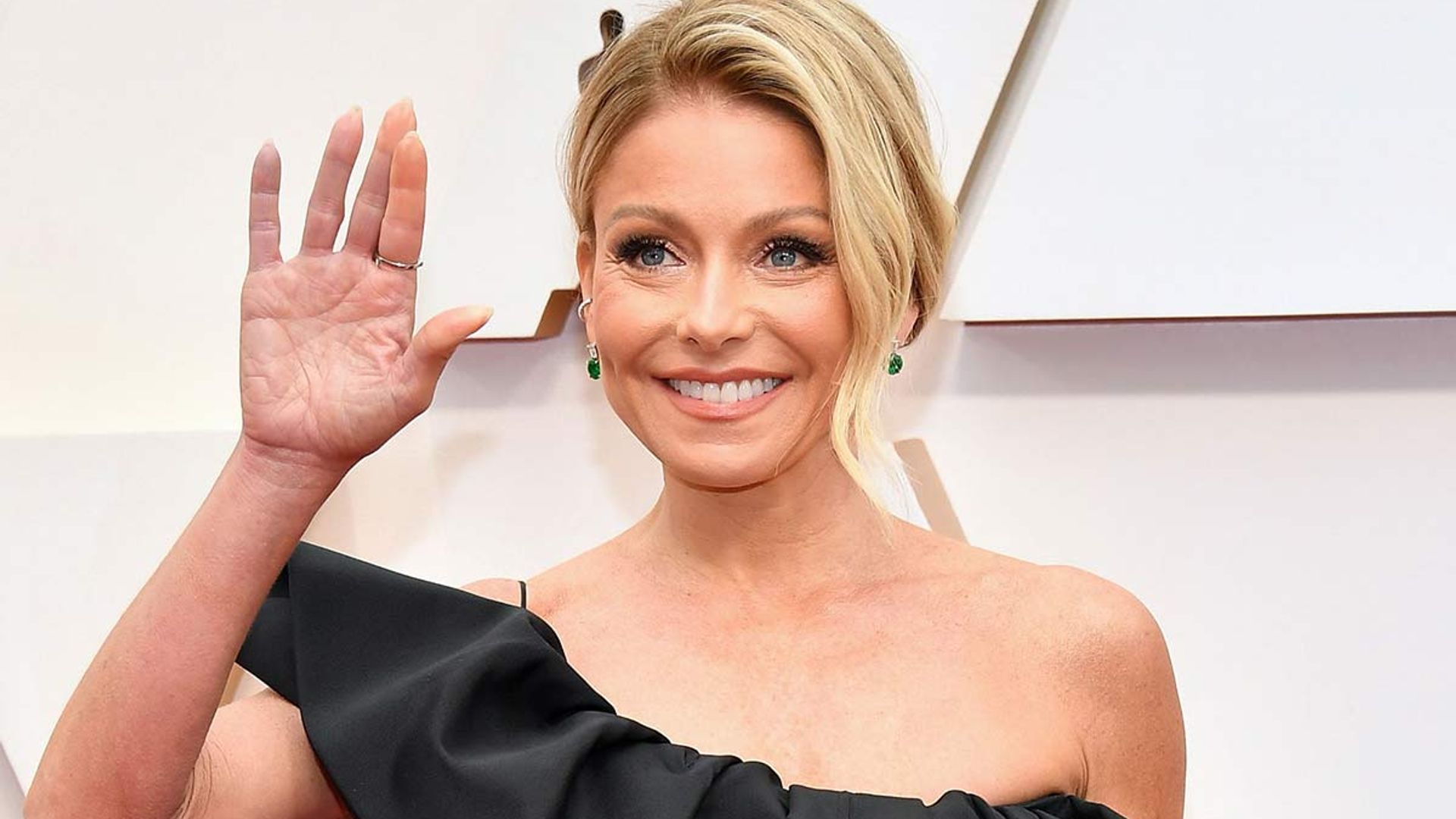 Kelly Ripa kept things fun with her look at Daytime Emmy Awards