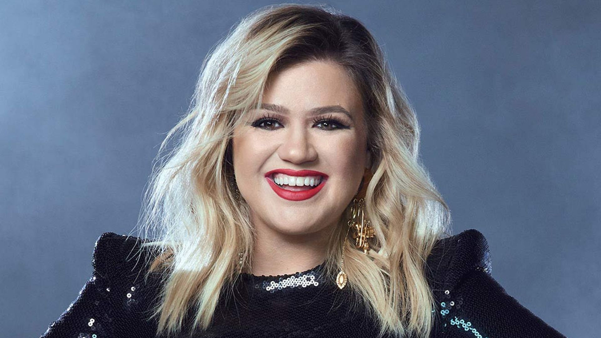 Kelly Clarkson made a victorious statement in a chic look at Daytime Emmy Awards