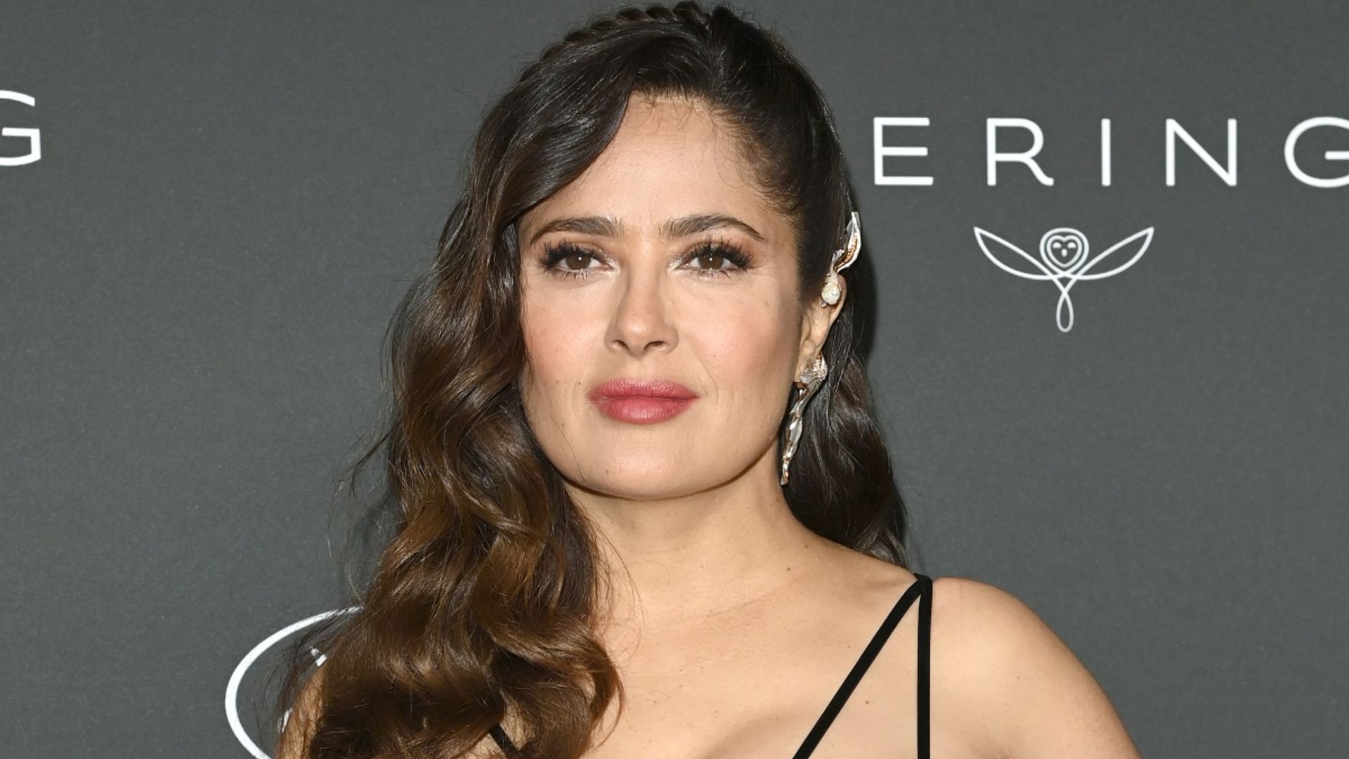 Salma Hayek commands attention in a dazzling gold gown in amazing throwback