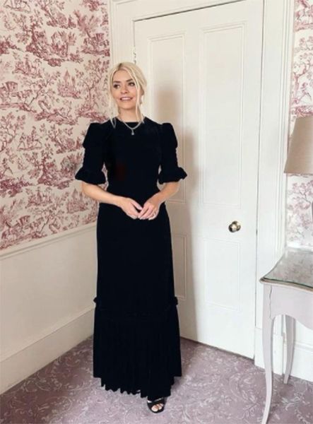 holly-willoughby-black-dress