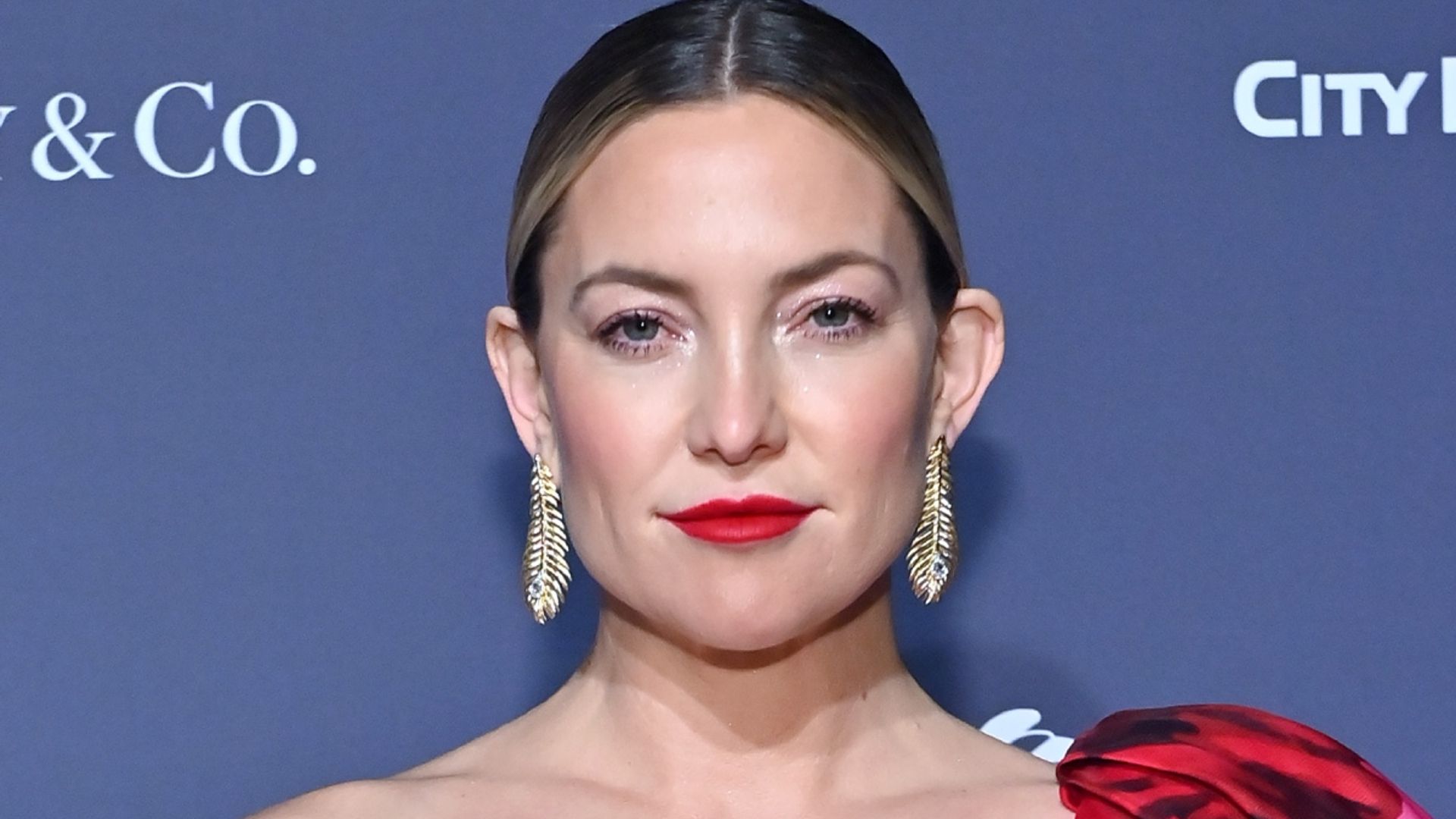 Kate Hudson is a stunner in show-stopping gold gown that gets fans talking