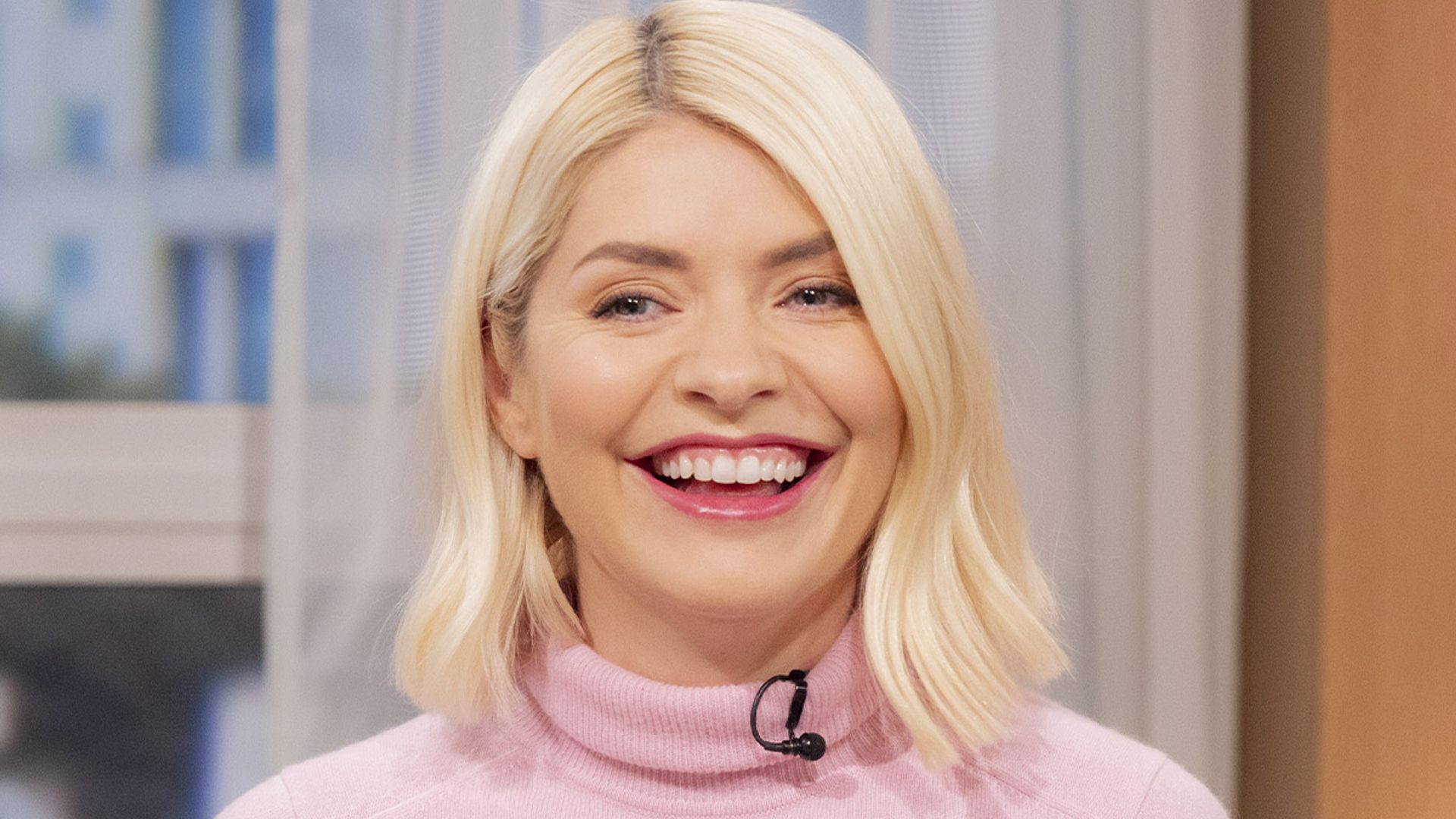 holly-willoughby-pink-jumper