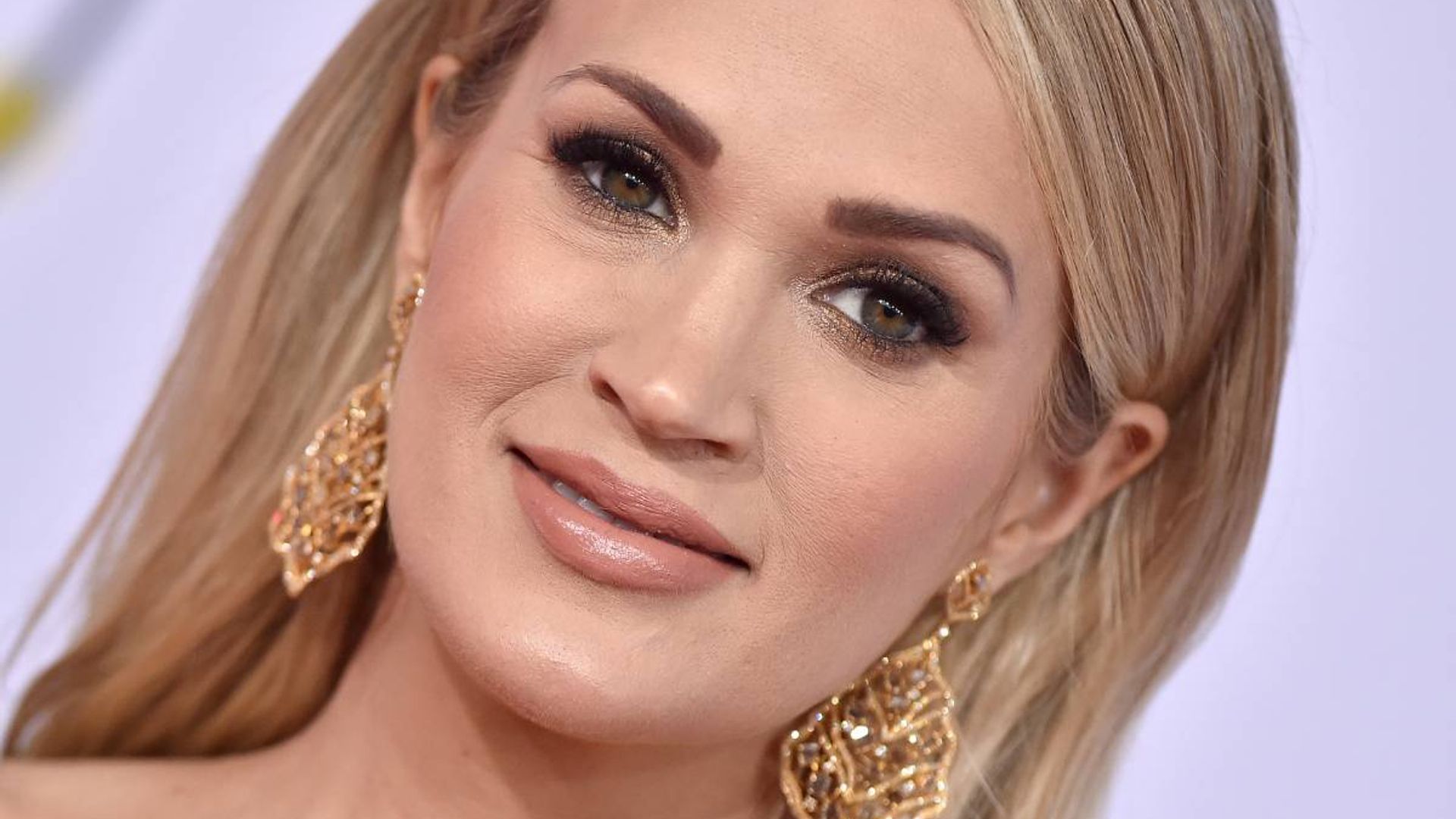 carrie-underwood-jaw-dropping-gown-new-photo