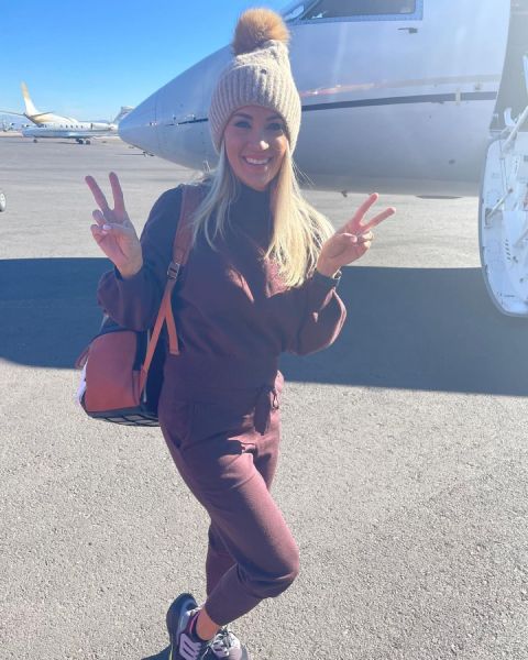 carrie-underwood-holiday-tracksuit
