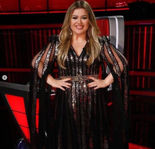 kelly-clarkson-voice-outfit
