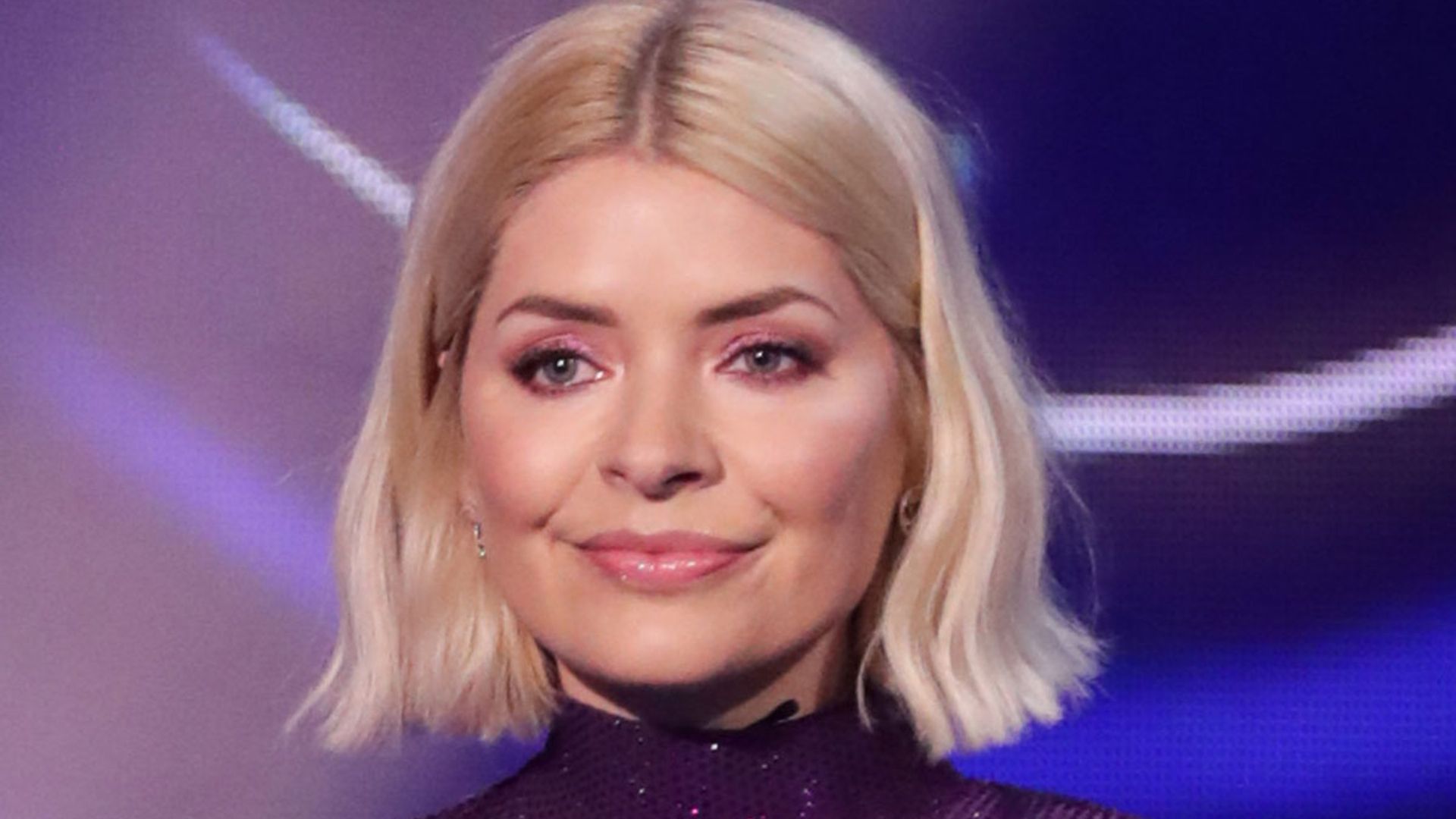 holly-willoughby-dancing-on-ice-outfit