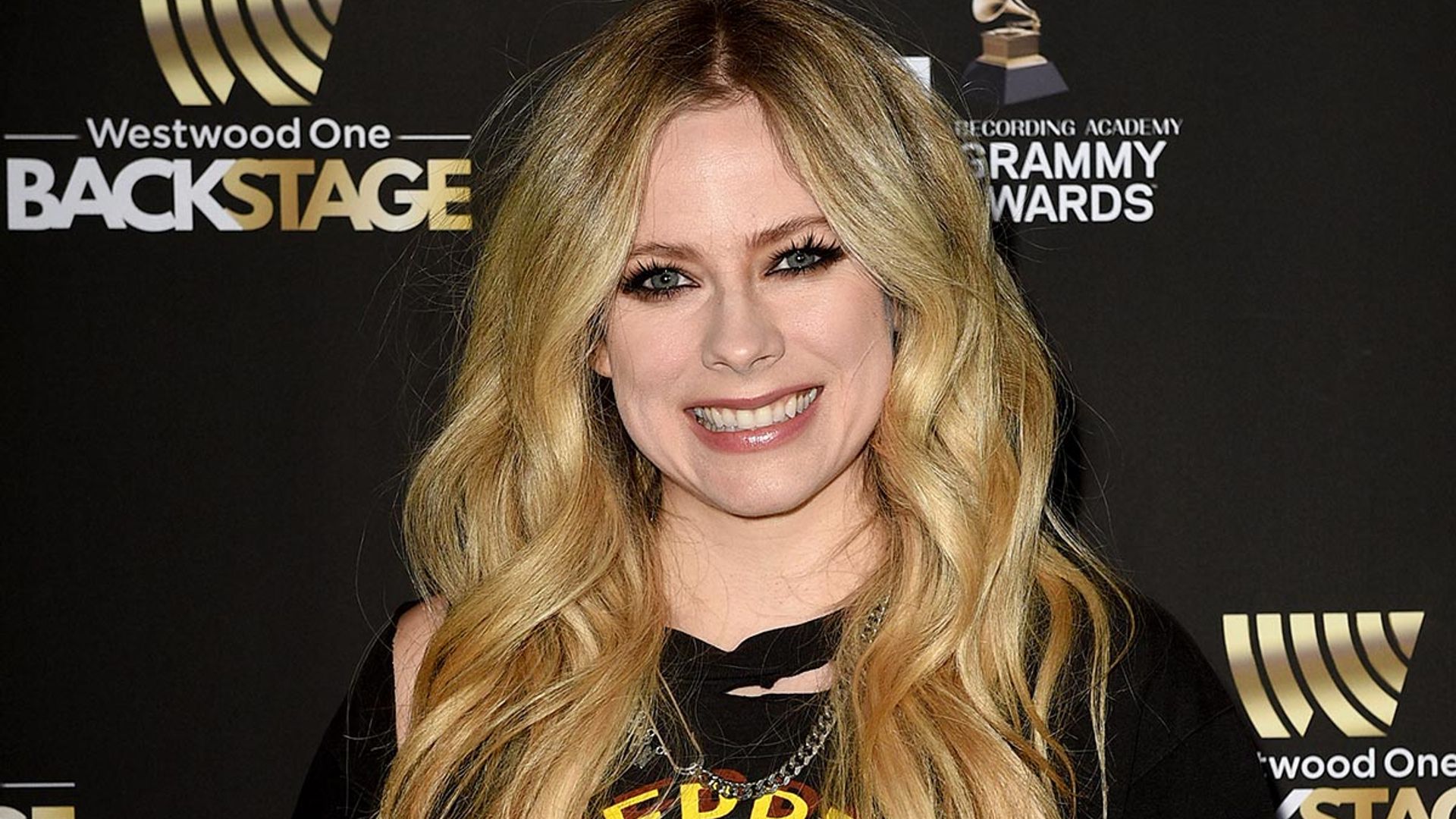 Avril Lavigne stuns in daring neon-green outfit
