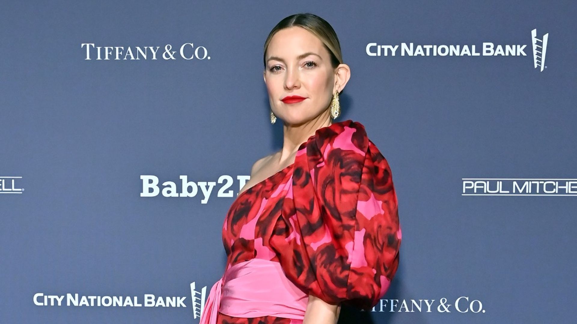 Kate Hudson dazzles fans with new hair and never-ending legs in new behind-the-scenes video