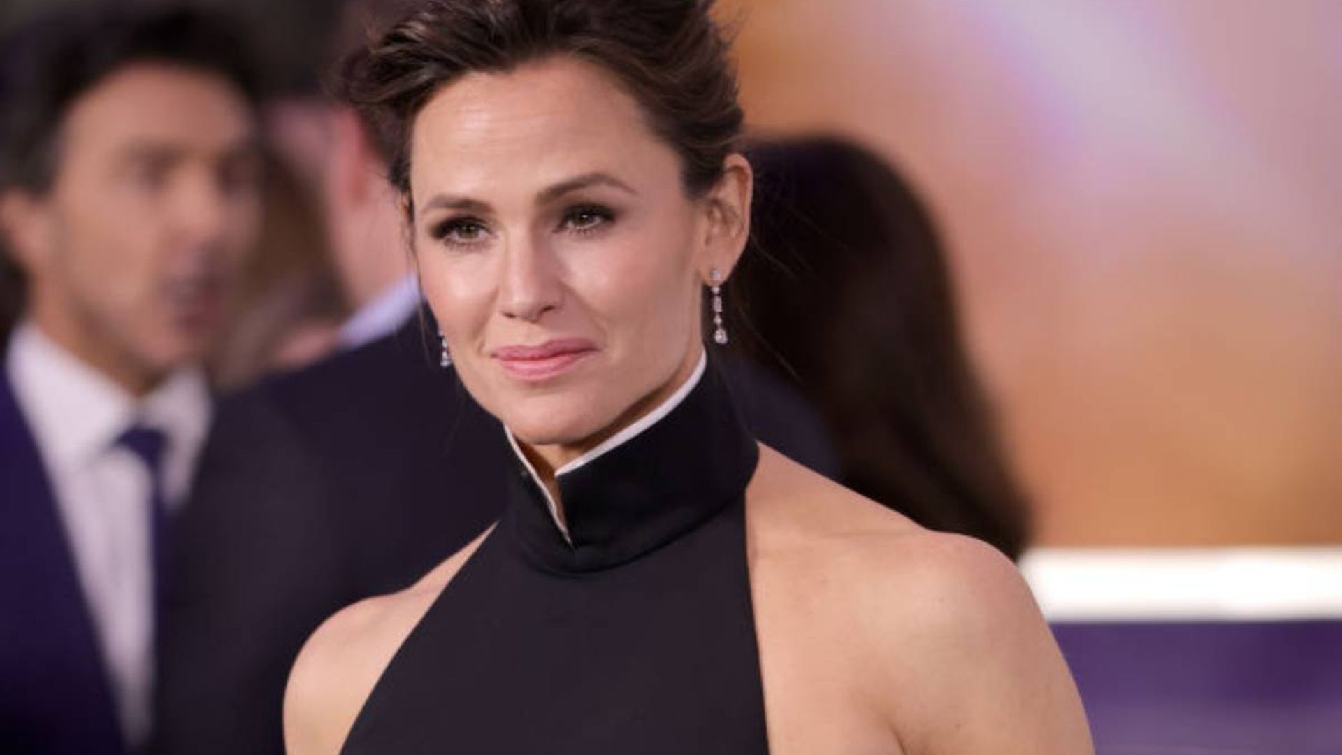 Jennifer Garner struts her stuff in just a shirt in new video you have to see