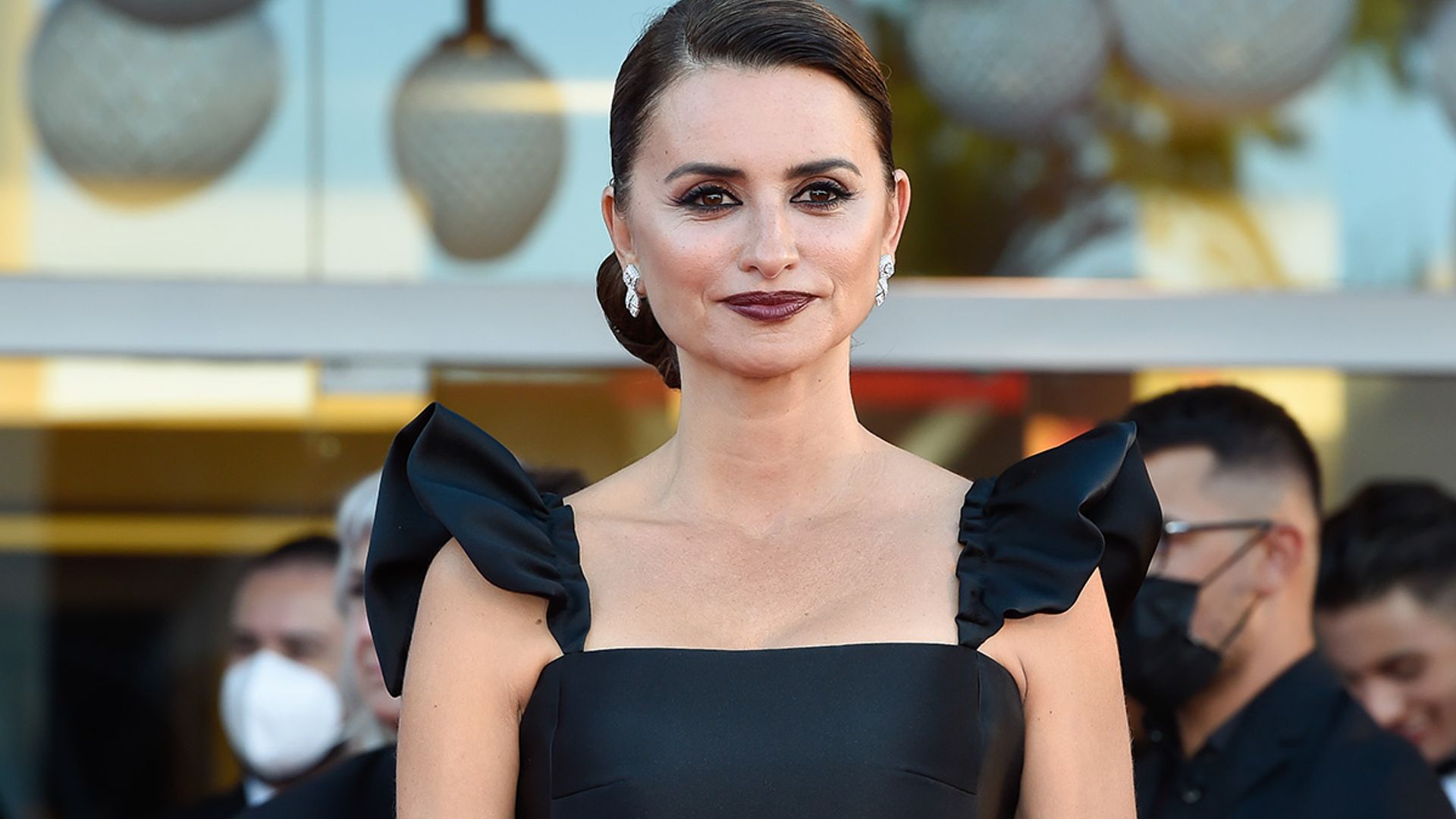 Penelope Cruz steals the show in jaw-dropping pink ensemble