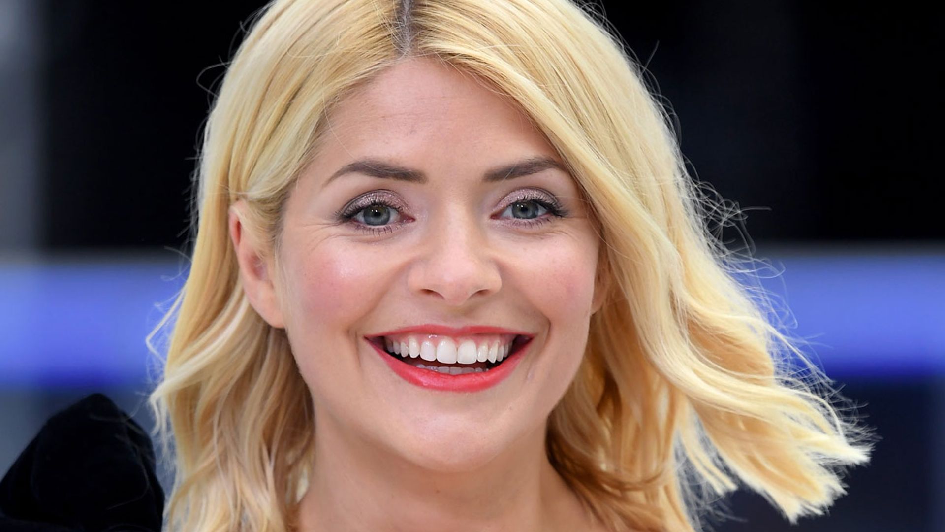 holly-willoughby-dancing-on-ice-new-outfit