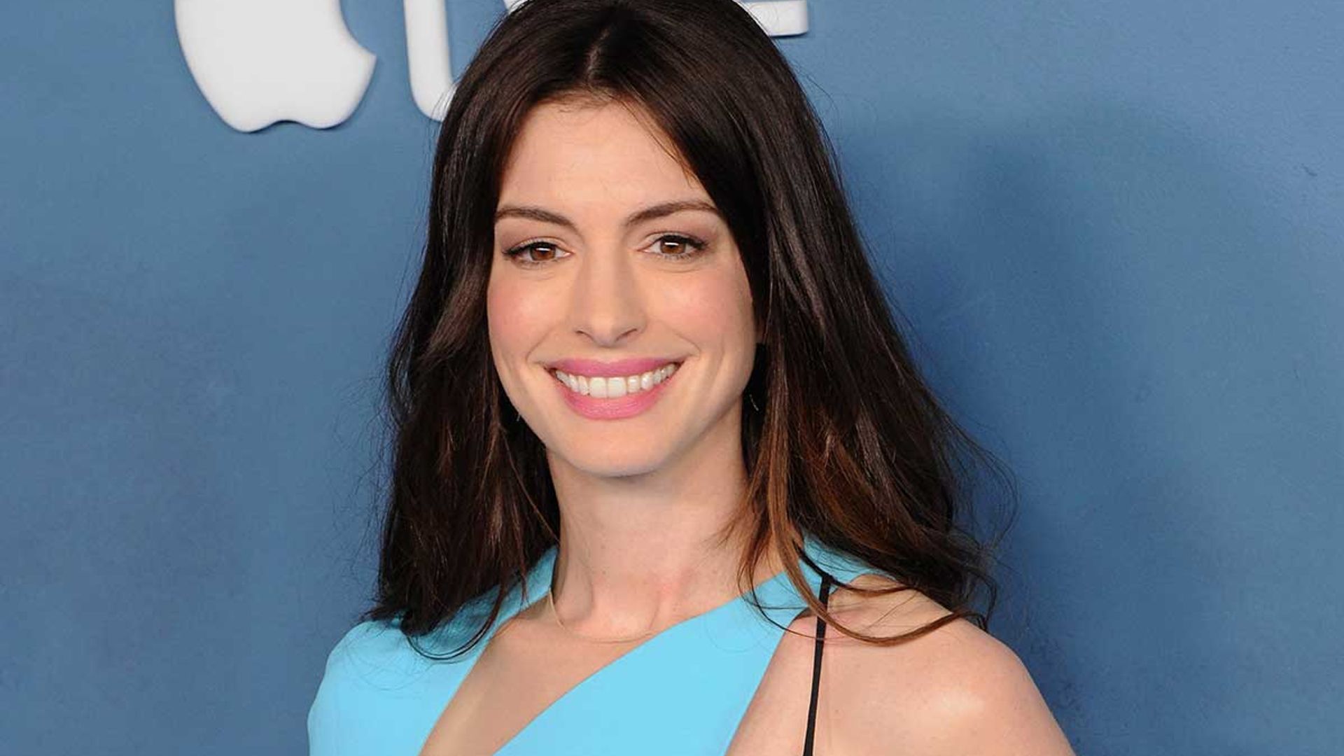 Anne Hathaway wows in stunning dress with very revealing detail