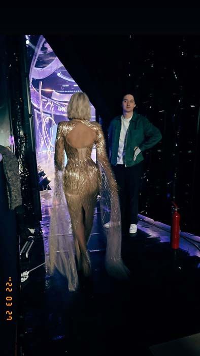 holly-willoughby-gold-dress-backstage