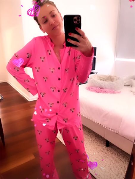 kaley-cuoco-pink-pajama