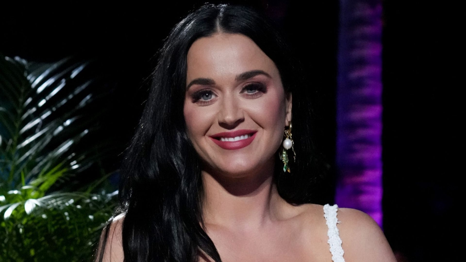 Katy Perry stuns in orange ensemble for tropical American Idol adventure