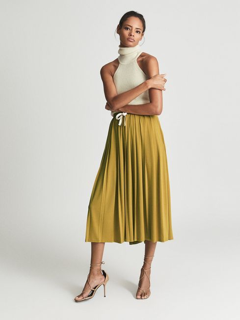 yellow-pleated-skirt