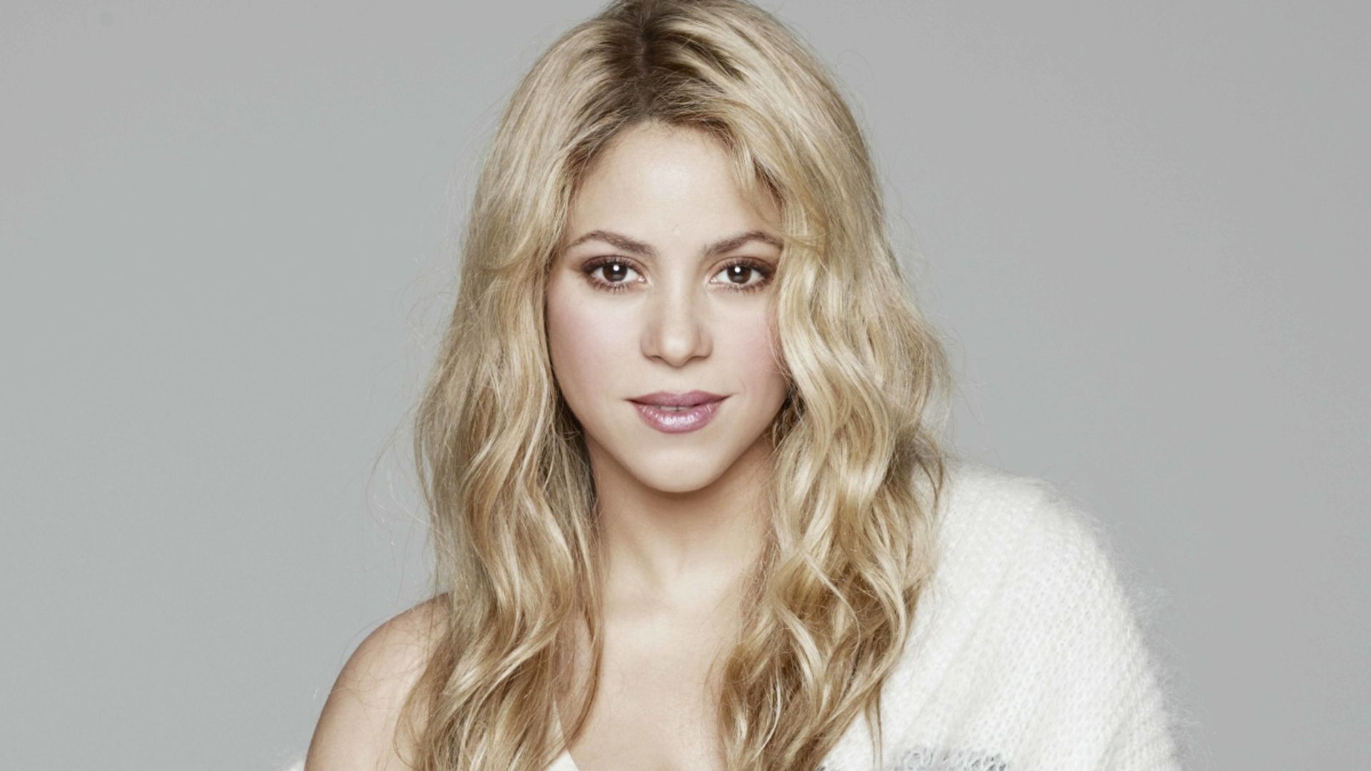 Shakira poses for playful Easter snap with unexpected robot partner
