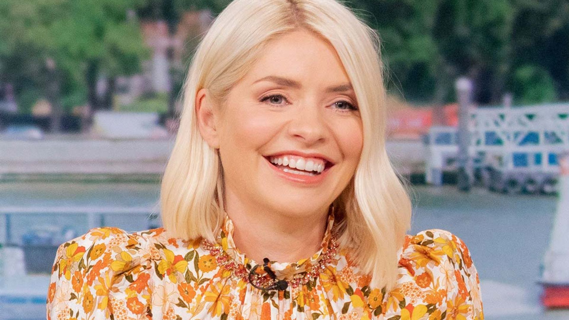 holly-willoughby-spring-blouse