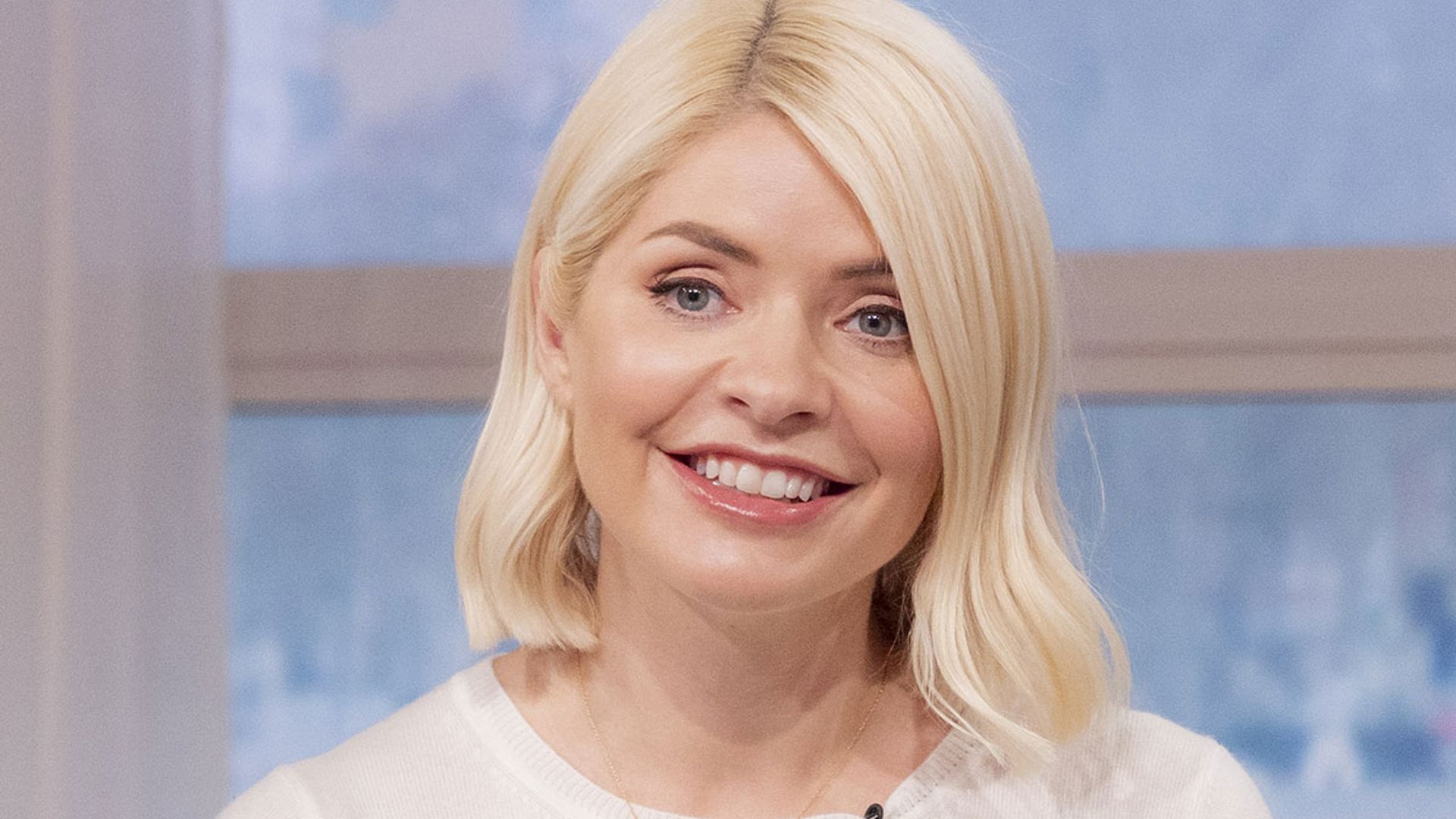 Holly Willoughby sends fans wild in the most elegant shirt dress