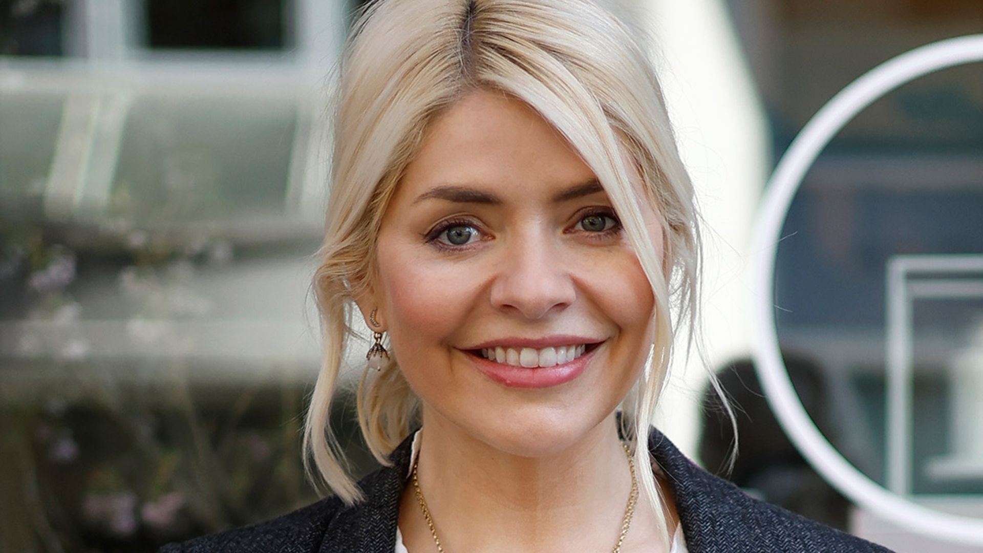 holly-willoughby-wearing-suit