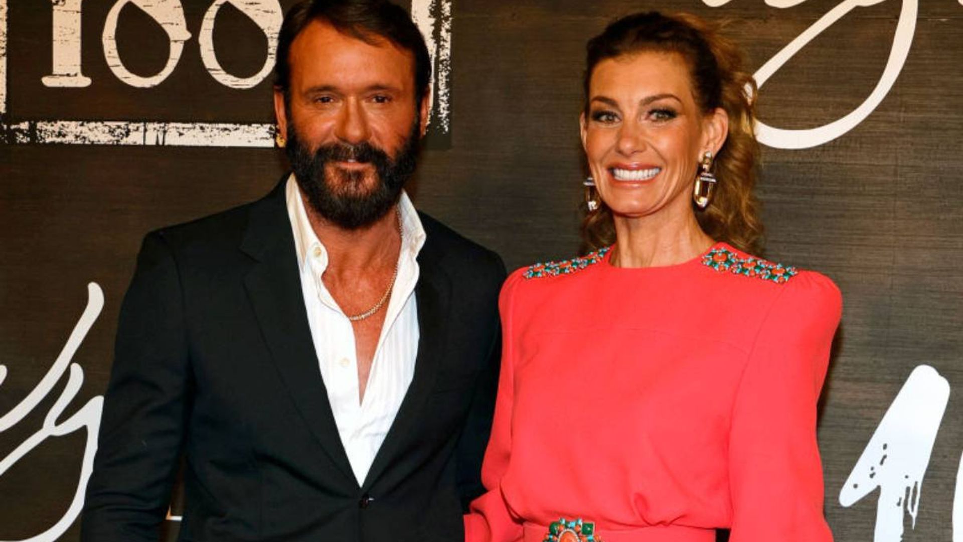 Faith Hill and Tim McGraw steal the show with very glam red carpet appearance