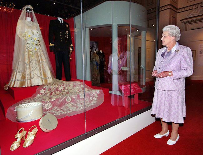 the-queen-views-wedding-dress-2007