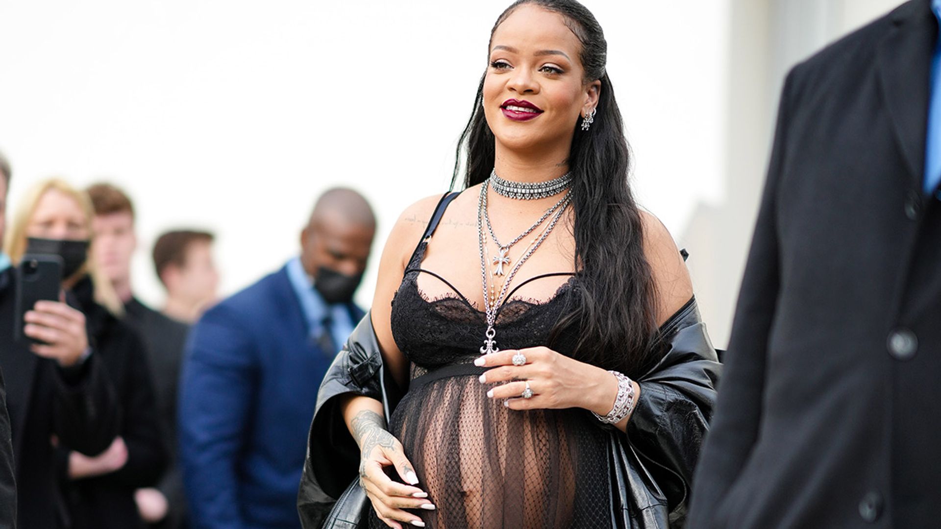 Rihanna-Black-Lace-Maternity-Look