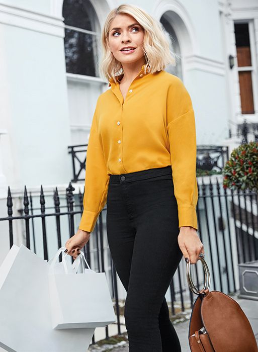 holly-willoughby-yellow-top