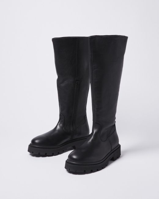 top-fashion-trends-2022-payday-buys-black-boots