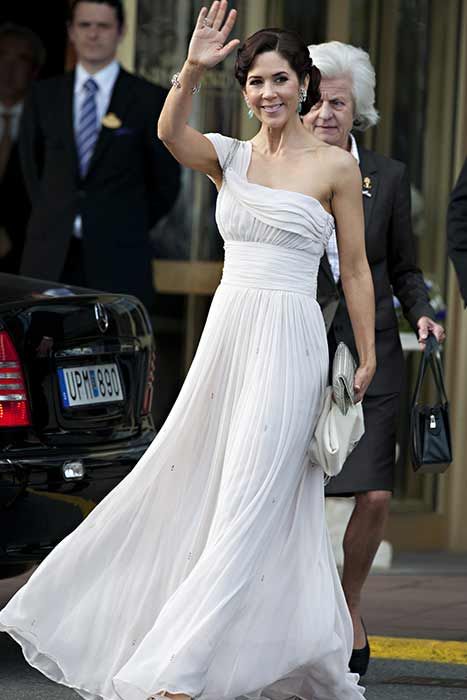11-Crown-Princess-Mary-white-dress-a.jpg