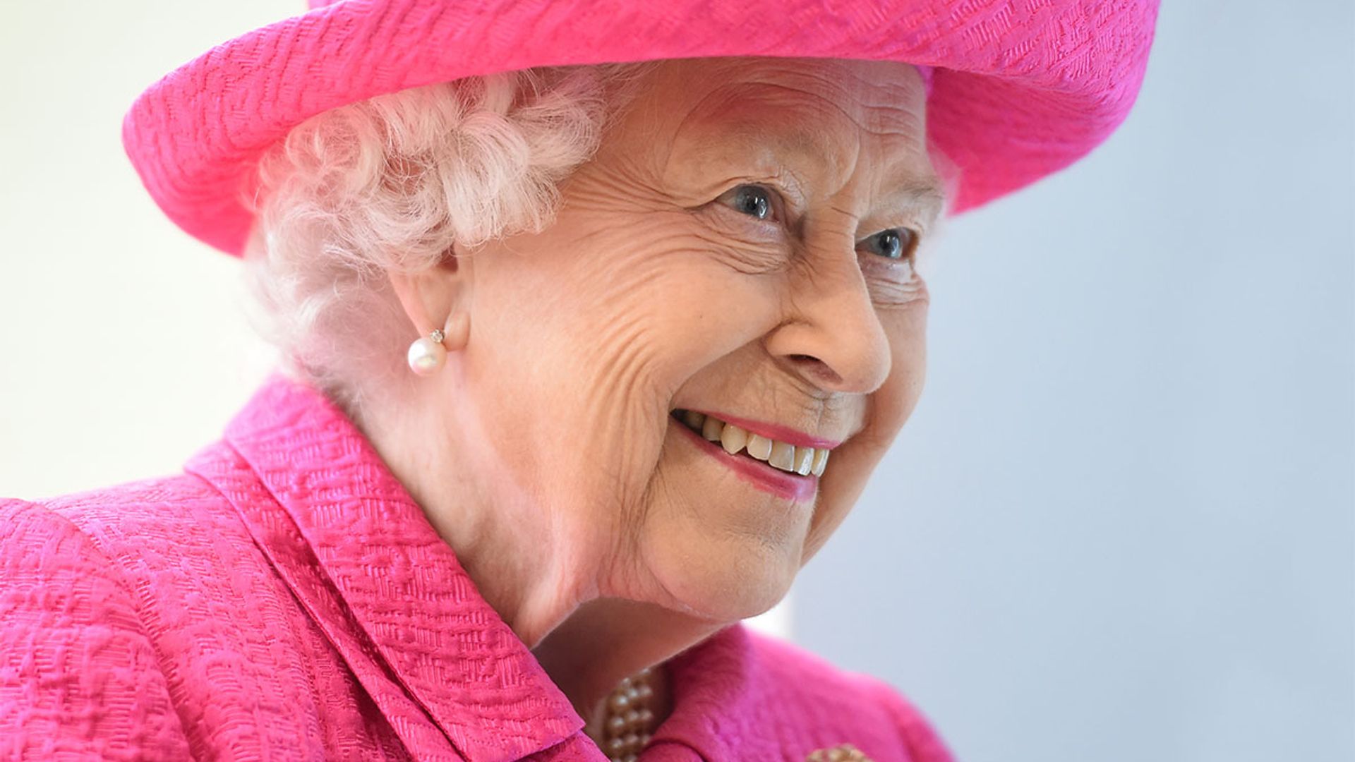 You won't BELIEVE how the Queen picks out her outfits