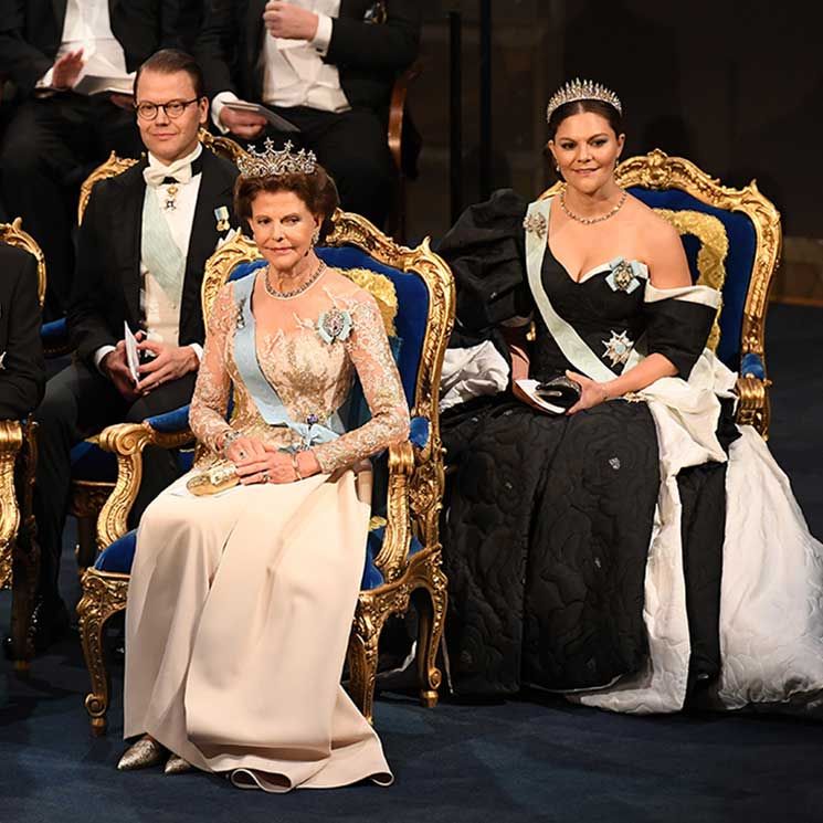 https://www.hellomagazine.com/imagenes/fashion/royal-style/2019121081797/swedish-royal-family-tiaras-nobel-prize-ceremony-2019/0-394-290/swedish-royals-m.jpg