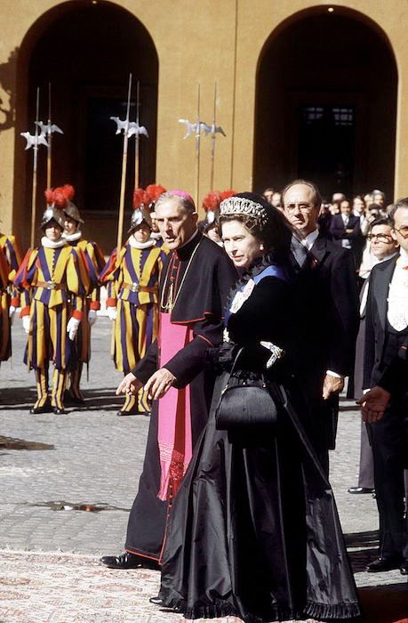 the-queen-meets-pope-1980