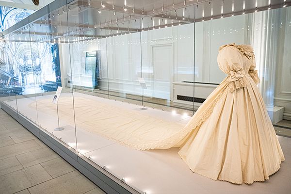 princess-diana-wedding-dress-on-display
