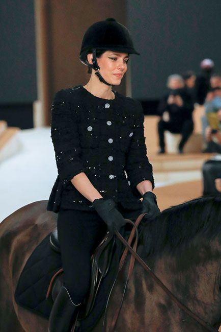 charlotte-rides-horse-chanel-show