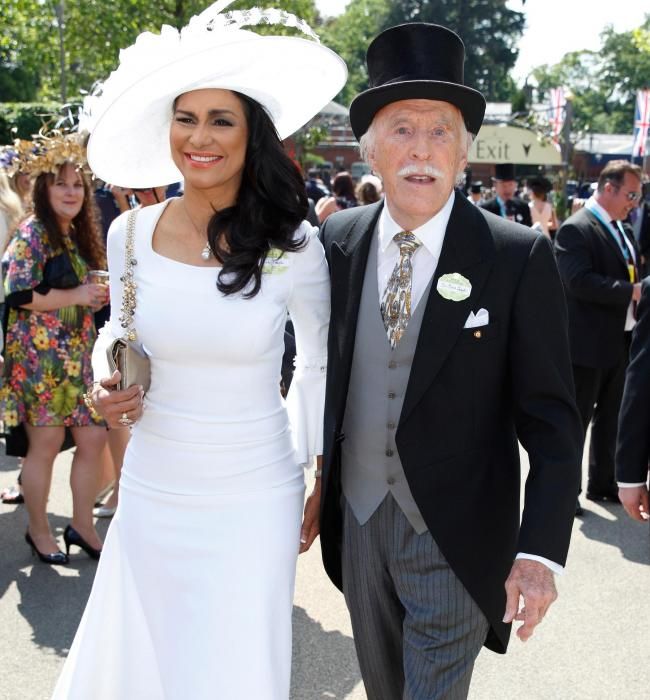 bruce-forsyth-and-wife-wilnelia-at-ascot-in-2015