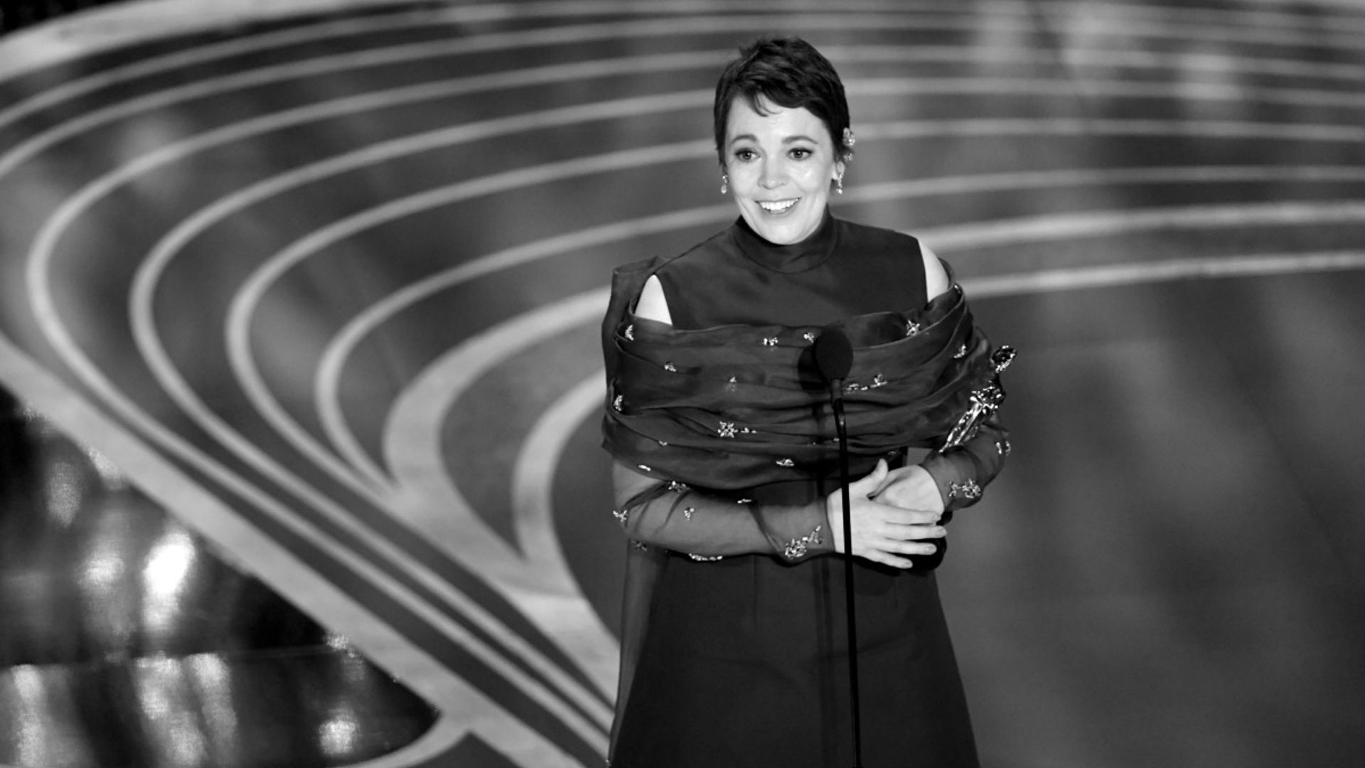 Olivia Colman reaches out to Glenn Close after winning Best Actress in hilarious Oscars speech