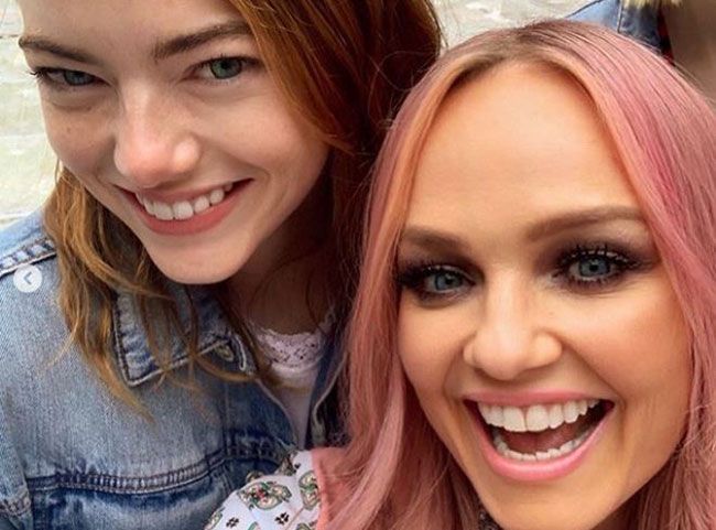 13. Emma Stone met Emma Bunton ('Baby Spice') at the 'Spice World' concert in London(2019). Although Emma Stone's real name is 'Emily,' Bunton was why she switched her name to 'Emma.'
