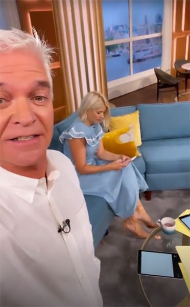 phillip-schofield-holly-willoughby-phone
