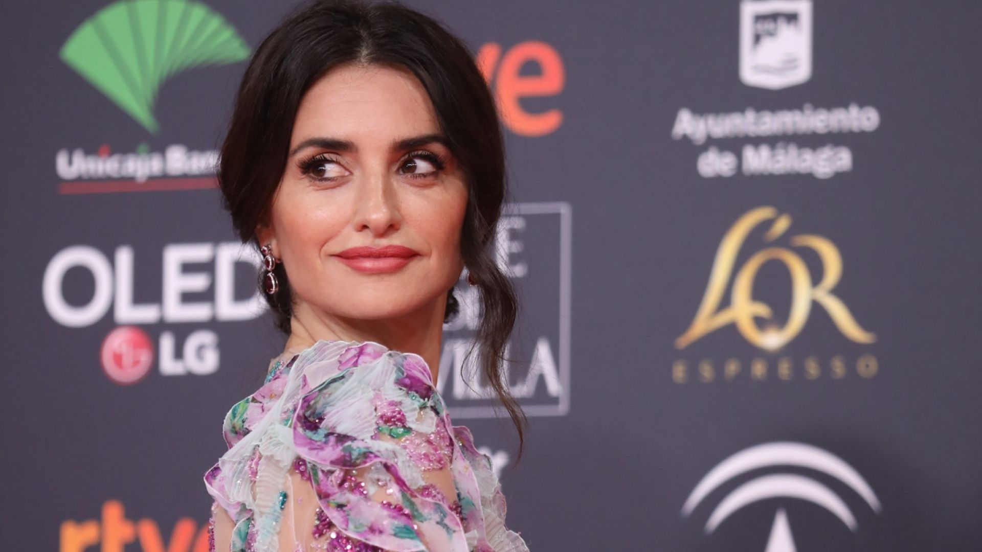 Penelope Cruz debuts an exciting new look with wildly different hairstyle