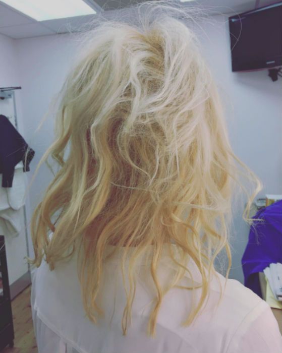 https://www.hellomagazine.com/imagenes/healthandbeauty/hair/2017070440355/holly-willoughby-style-messy-hair-look-instagram/0-211-735/holly-hair-a.jpg