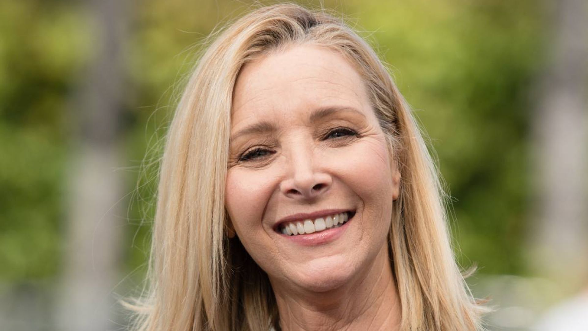 Friends Star Lisa Kudrow Shocks Fans With Unrecognisable Appearance And Pink Hair Hello