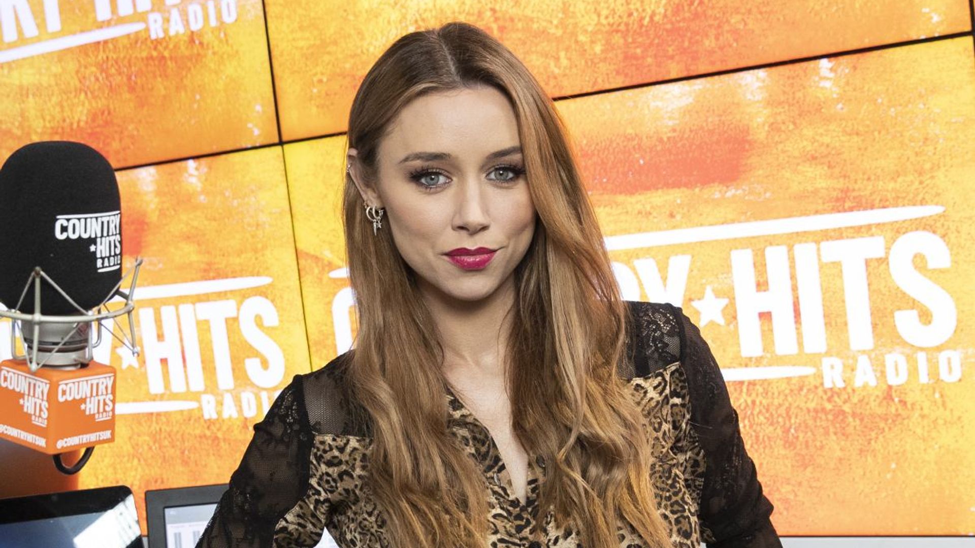 Una Healy urges fans to embrace their 'isolation greys' as she shows off her roots on Instagram