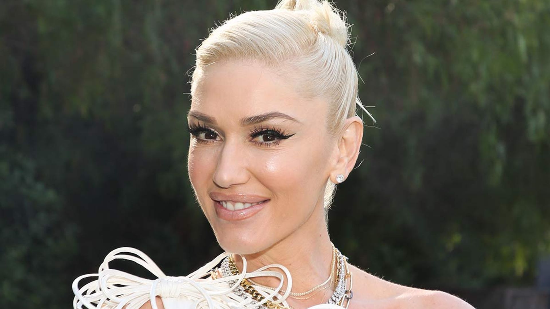 Gwen Stefani shocks with dark hair transformation