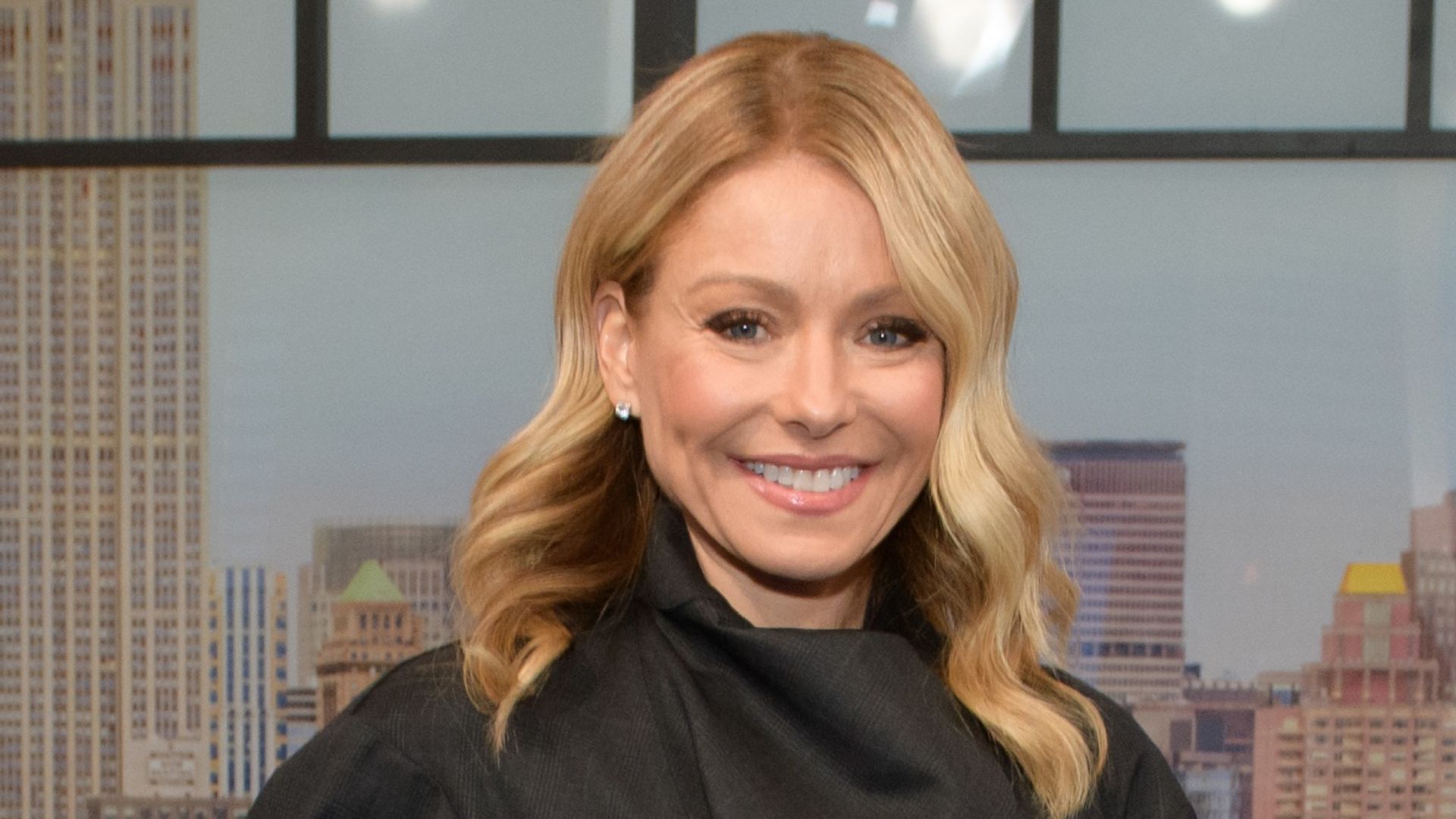 Kelly Ripa mulls over guest's unexplained appearance change on the air