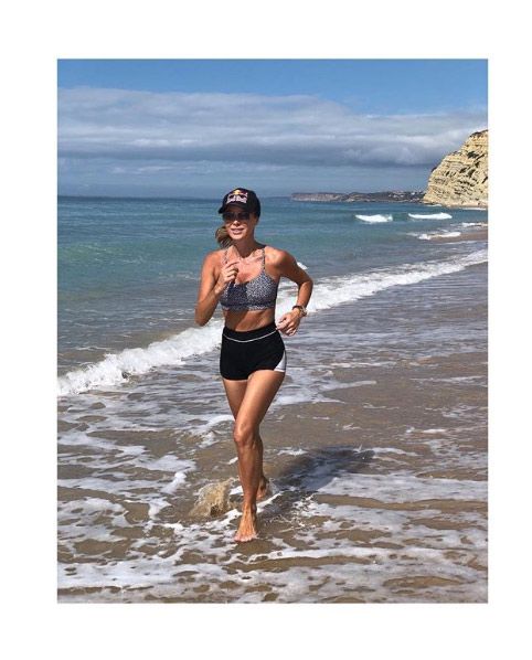 Amanda-Holden-running-beach-portugal
